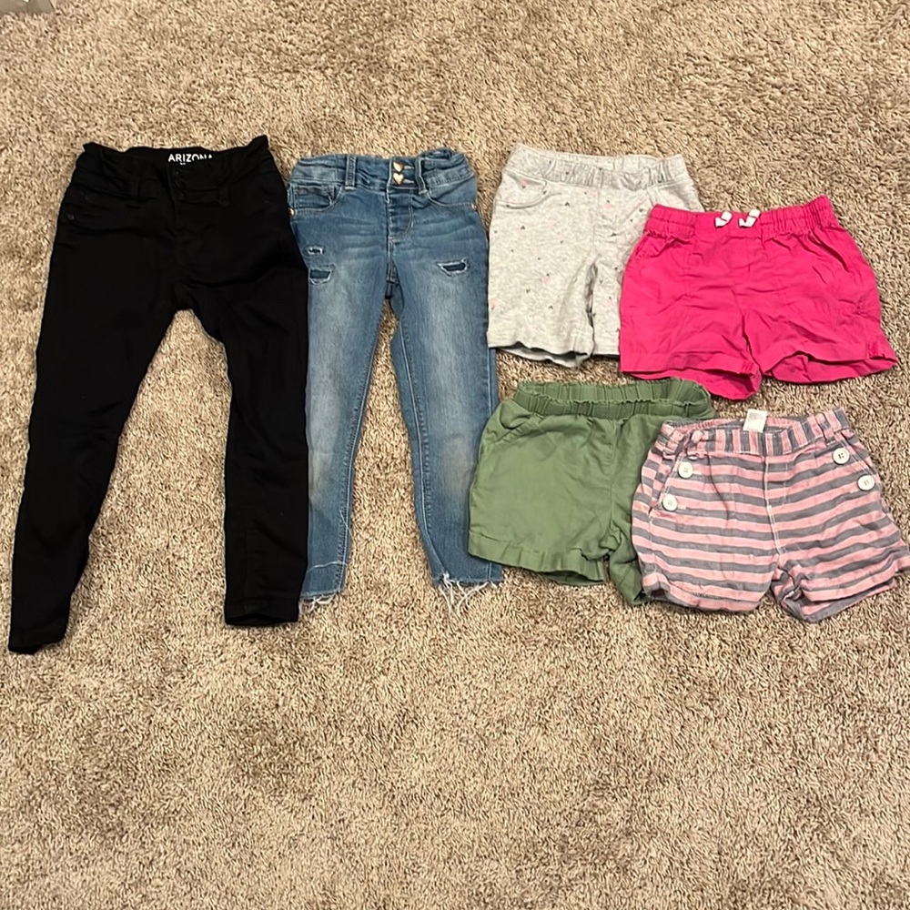 Lot of 2 jeans and 4 shirts, girls (sizes 5 and 6)